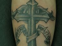 TATUAJE CRUZ, LEYENDA Y ALAS