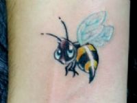 TATUAJE ABEJA COLOR EN MUECA