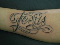 TATUAJE NOMBRE JESUS CALIGRAFIA EN ANTEBRAZO