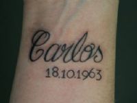 TATUAJE NOMBRE CARLOS Y FECHA EN ANTEBRAZO