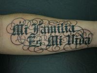 TATUAJE FRASE GOTICA CON ADORNOS EN ANTEBRAZO