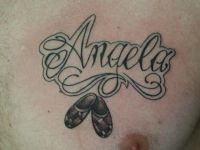 TATUAJE ANGELA EN CALIGRAFIA EN PECHO...