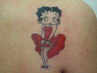 TATUAJE BETTY BOOP COLOR EN ESPALDA