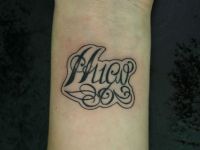 TATUAJE NOMBRE HUGO CALIGRAFIA EN MU�ECA
