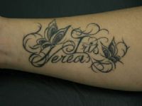 TATUAJE NOMBRES Y MARIPOSAS CON ADORNOS EN ANTEBRAZO