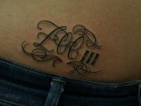 TATUAJE NOMBRE Y NUMEROS ROMANOS CALIGRAFIA EN VIENTRE