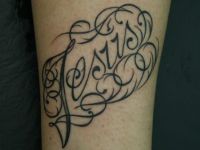 TATUAJE NOMBRE JESUS CON ADORNOS EN PIERNA