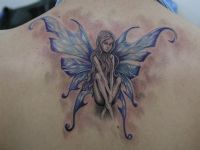 TATUAJE HADA CON ALAS COLOR EN ESPALDA