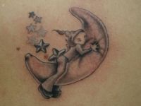 TATUAJE DUENDE DURMIENDO SOBRE LUNA