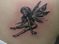 TATUAJE HADA SENTADA EN HOMOPLATO