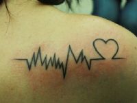 tattoo-tatuaje-amor-de-madre-zamora-cardiograma-corazon-heart-espalda-back-chica-girl