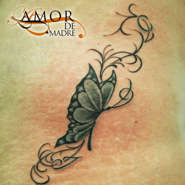 tattoo-tatuaje-amor-de-madre-zamora-mariposa-negro-black-gris-grey-filigranas-mujer-woman