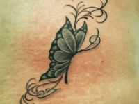 tattoo-tatuaje-amor-de-madre-zamora-mariposa-negro-black-gris-grey-filigranas-mujer-woman