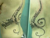tattoo-tatuaje-amor-de-madre-zamora-maori-polinesio-espalda-back-lagartija-espiral-mujer-woman