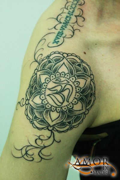 tattoo-tatuaje-amor-de-madre-zamora-mandala-filigrana-hombro-shoulder-mujer-women