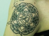 tattoo-tatuaje-amor-de-madre-zamora-mandala-filigrana-hombro-shoulder-mujer-women