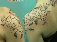 Enredadera-filigrana-hombro-espalda-back-shoulder-decorativo-tattoo-tatuaje-amor-de-madre-zamora