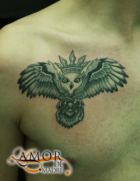 tattoo-tatuaje-amor-de-madre-zamora-buho-corona-crown-pajaro-pecho