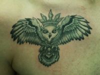 tattoo-tatuaje-amor-de-madre-zamora-buho-corona-crown-pajaro-pecho