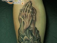 tattoo-tatuaje-amor-de-madre-zamora-familia-manos-rezar-family-hands-religioso-rosa