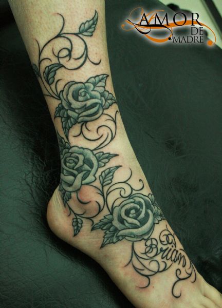 tattoo-tatuaje-amor-de-madre-zamora-flores-flowers-nombre-name-brian-filigrana-enredadera