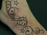 TATUAJE ENREDADERA CON ESTRELLAS EMPEINE