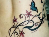 TATUAJE ENREDADERA TRIBAL Y MARIPOSA COSTADO