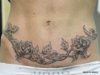 TATUAJE ENREDADERA ROSAS VIENTRE CHICO