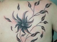 TATUAJE ENREDADERA FLOR Y HOJAS ESPALDA