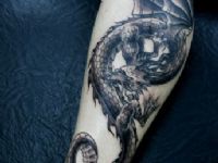 TATUAJE DRAGON EN PIERNA