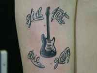 TATUAJE GUITARRA FENDER STRATOCASTER EN BRAZO