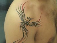 TATUAJE AVE FENIX EN HOMBRO