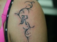 TATUAJE LETRA Y ENREDADERA EN HOMBRO