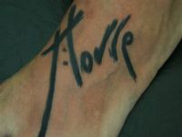 TATUAJE FIRMA MANUSCRITA EN EMPEINE