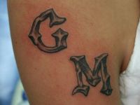 TATUAJE LETRAS CON EFECTO PIEDRA EN BRAZO