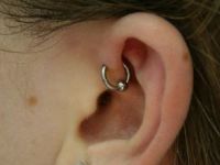 PIERCING EN LA BASE DEL HELIX