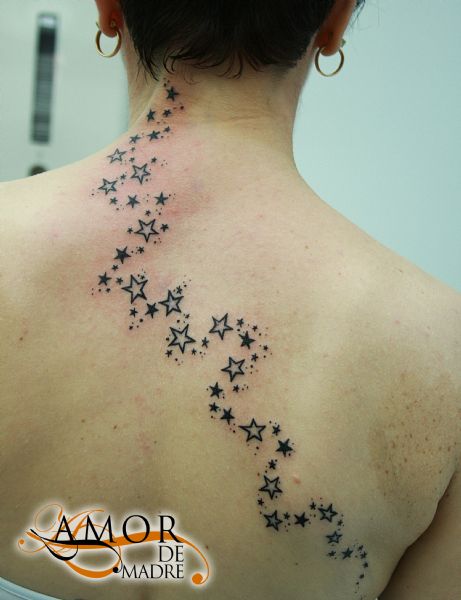 Estrellas-stars-riahnna-little-pequenas-camino-tattoo-tatuaje-amor-de-madre-zamora-espalda-cuello-ba