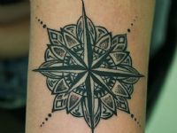 Rosa-de-los-vientos-mandala-hindi-mehndi-compass-tattoo-tatuaje-amor-de-madre-zamora