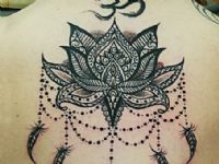 Loto-lotus-plumas-feathers-espalda-back-tattoo-tatuaje-amor-de-madre-zamora-mujer-chica-girl-tattoo