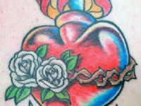 TATUAJE CORAZON COLOR TRADICIONAL