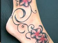 TATUAJE TATTOO ENREDADERA FLORES PIE TOBILLO