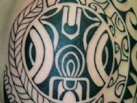 TATUAJE TATTOO MAORI POLINESIO HOMBRO