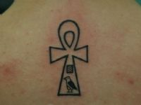 cruz-cross-ra-ankh-tattoo-tatuaje-espalda-back-amor-de-madre-zamora-egipcio-egyptian-small-lines