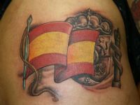 TATUAJE BANDERA DE ESPAA Y ESCUDO CONSTITUCIONAL EN CADERA