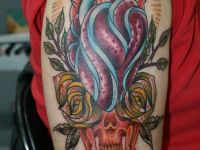 TATUAJE NEW SCHOOL CALAVERA Y CORAZON