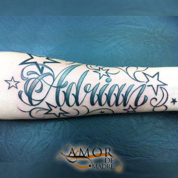 Nombre-name-adrian-estrellas-stars-filigranas-brazo-arm-tattoo-tatuaje-amor-de-madre-zamora