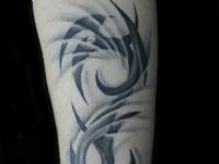 TATUAJE TRIBAL CON SOMBRAS SUAVES