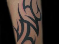 TATUAJE TRIBAL EN MUSLO