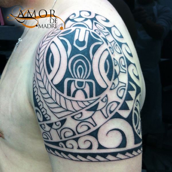 Maori-polinesio-brazo-arm-tattoo-tatuaje-amor-de-madre-zamora